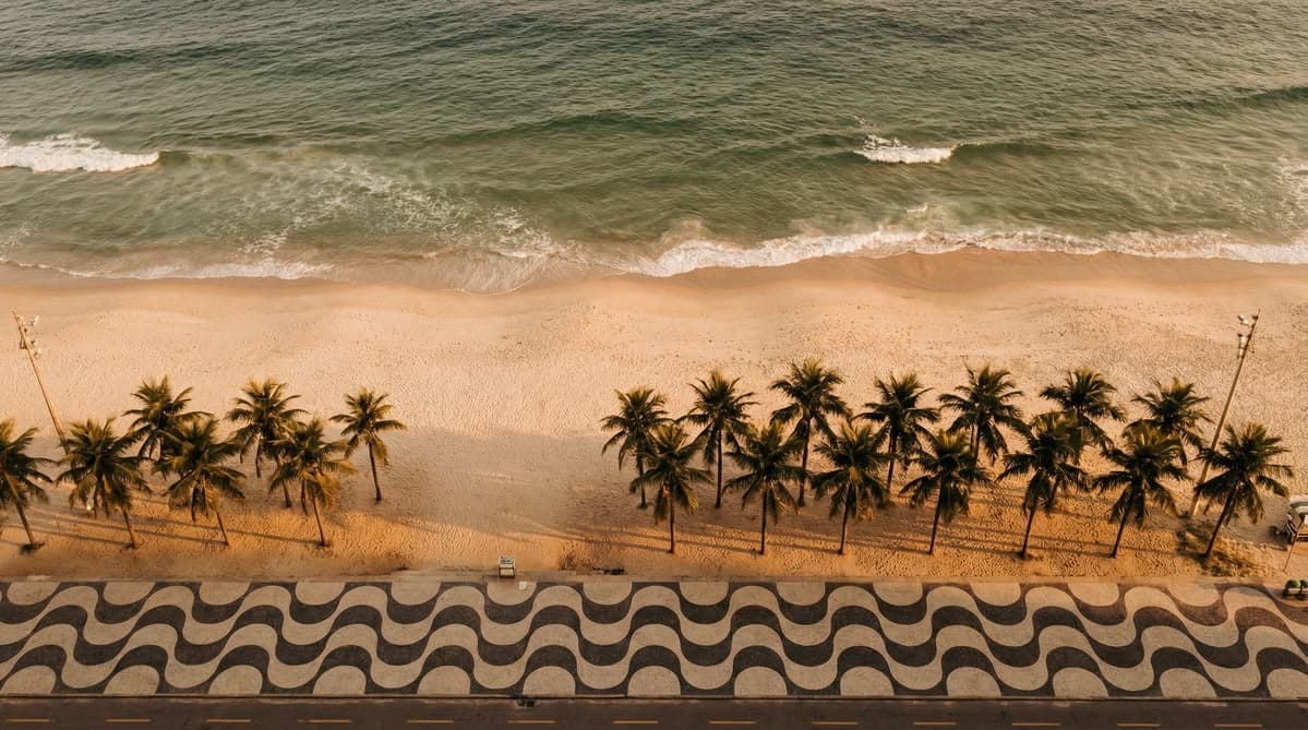 Vista aérea da praia de Copacabana, no Rio de Janeiro